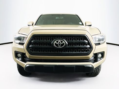 Used 2017 Toyota Tacoma TRD Off-Road image 2