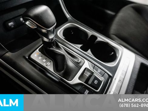 Used 2024 Kia Carnival LX FWD image 35