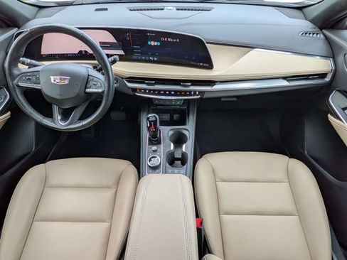 Used 2024 Cadillac XT4 Luxury w/ Cold Weather Package FWD image 17