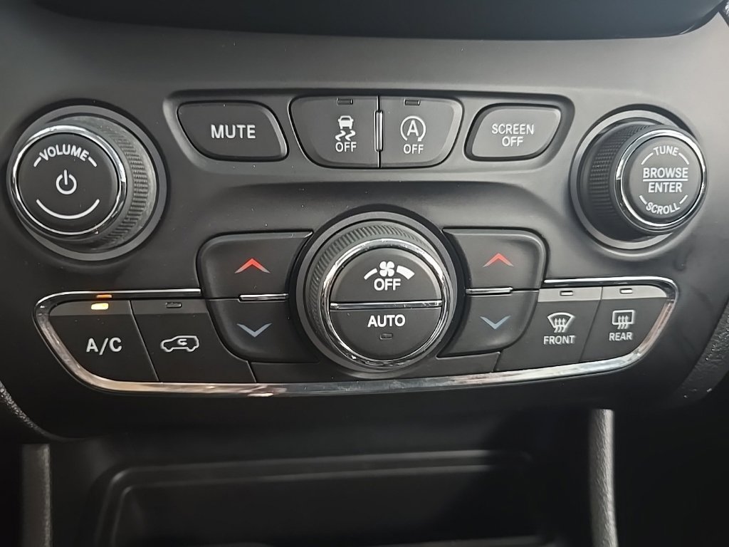 Used 2019 Jeep Cherokee Limited AWD/4WD image 24