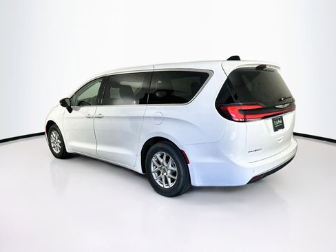 Used 2024 Chrysler Pacifica Touring-L FWD image 5