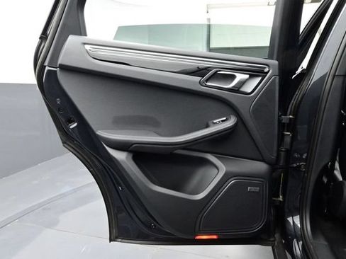 Certified 2025 Porsche Macan AWD/4WD image 13