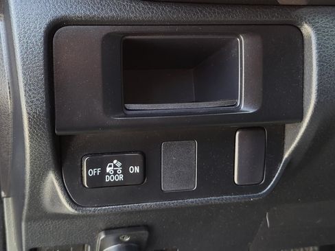Used 2017 Toyota Tacoma SR5 w/ Tow Package RWD image 18