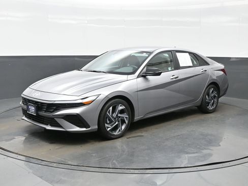 Certified 2025 Hyundai Elantra Sport image 2