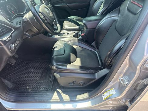 Used 2019 Jeep Cherokee Trailhawk w/ Comfort/Convenience Group AWD/4WD image 2
