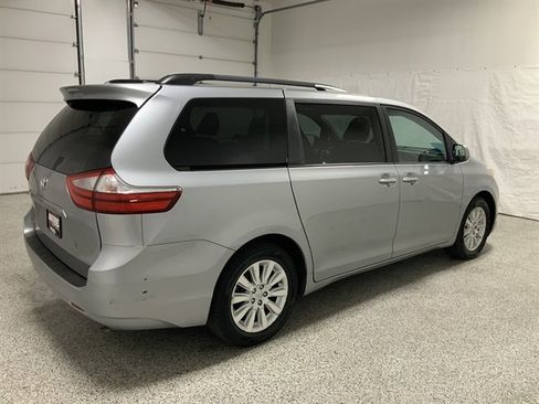 Used 2015 Toyota Sienna XLE image 4