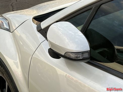 Used 2019 Toyota C-HR XLE FWD image 9