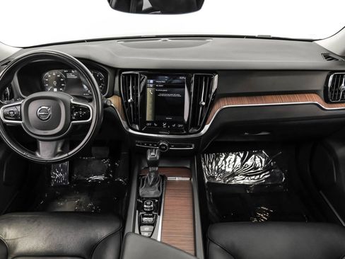 Used 2021 Volvo V60 T5 Momentum w/ Climate Package image 9