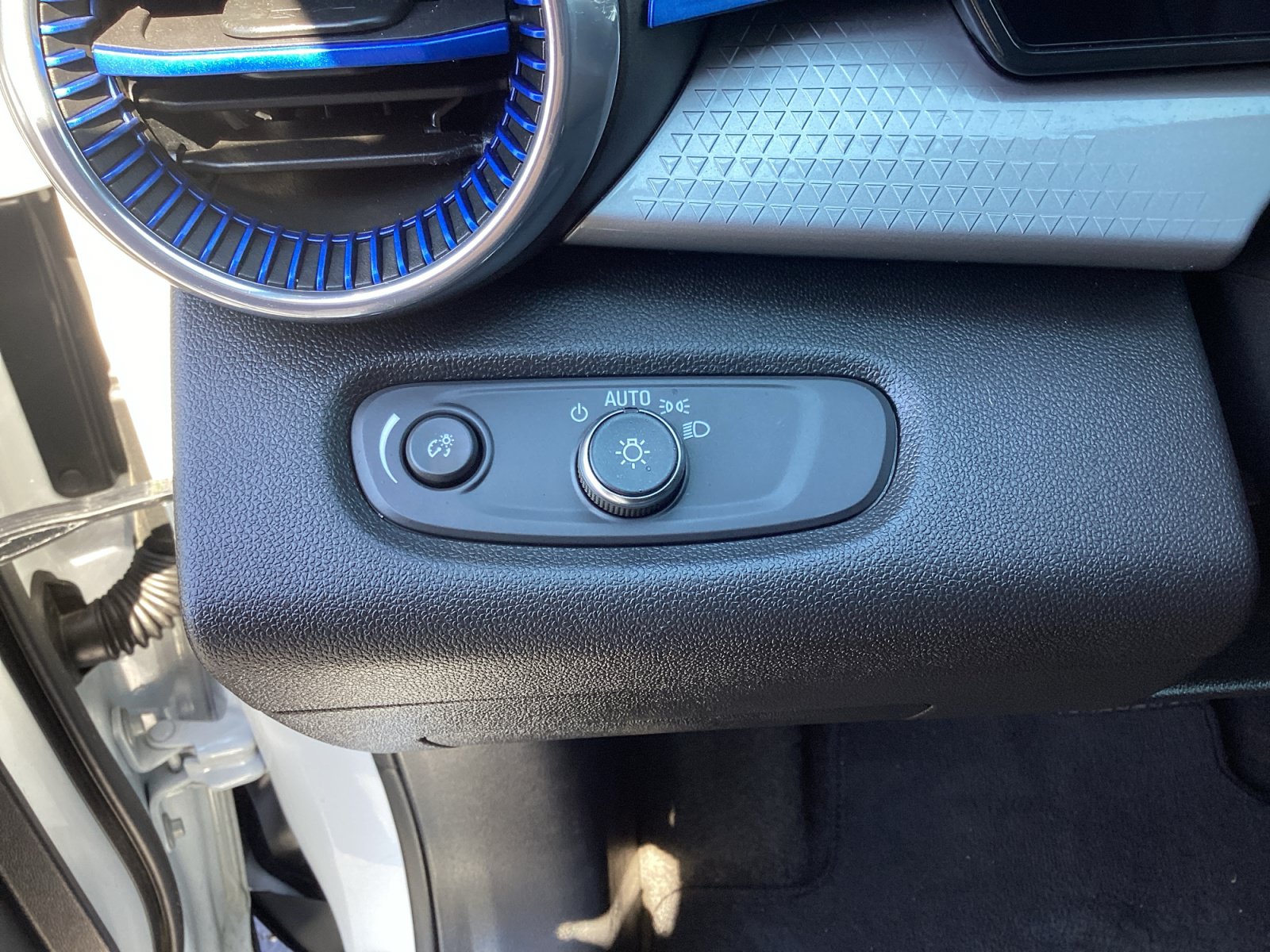 Used 2025 Chevrolet Trax LT FWD image 28