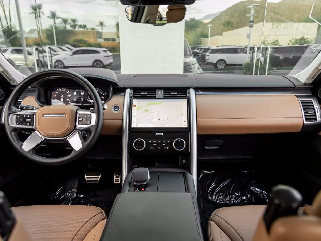Used 2025 Land Rover Discovery Metropolitan Edition AWD/4WD image 23