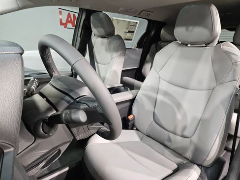 New 2026 Toyota Sienna XLE FWD image 12