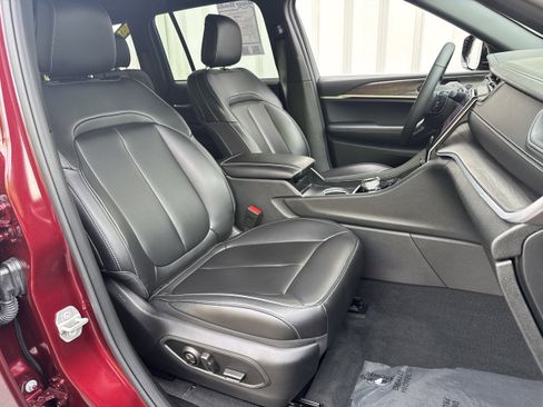 Used 2025 Jeep Grand Cherokee Limited w/ Black Appearance Package AWD/4WD image 14