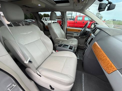 Used 2009 Chrysler Town & Country Limited w/ Entertainment Group #3 FWD image 11
