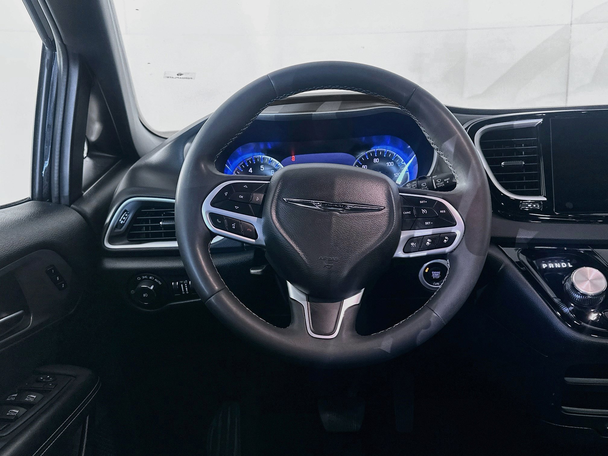 Used 2025 Chrysler Pacifica Select FWD image 18