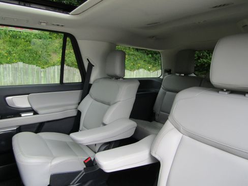 Used 2025 Ford Expedition Active AWD/4WD image 31
