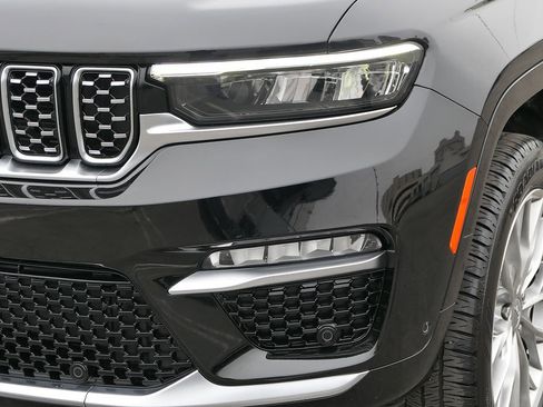 Used 2023 Jeep Grand Cherokee Summit w/ Luxury Tech Group V AWD/4WD image 8
