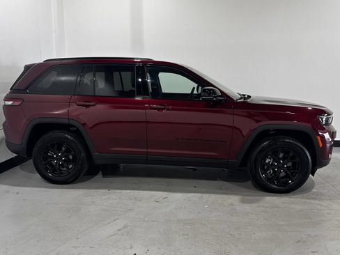 Used 2025 Jeep Grand Cherokee Altitude AWD/4WD image 22