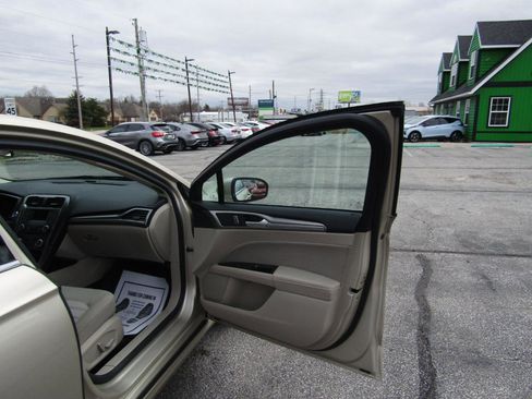 Used 2017 Ford Fusion SE image 27