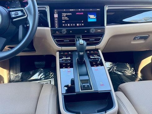 Used 2025 Porsche Macan image 19