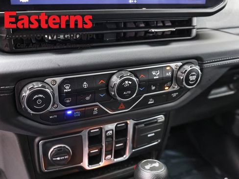 Used 2025 Jeep Wrangler Unlimited Sahara image 20