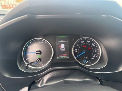 Used 2022 Toyota RAV4 LE image 11