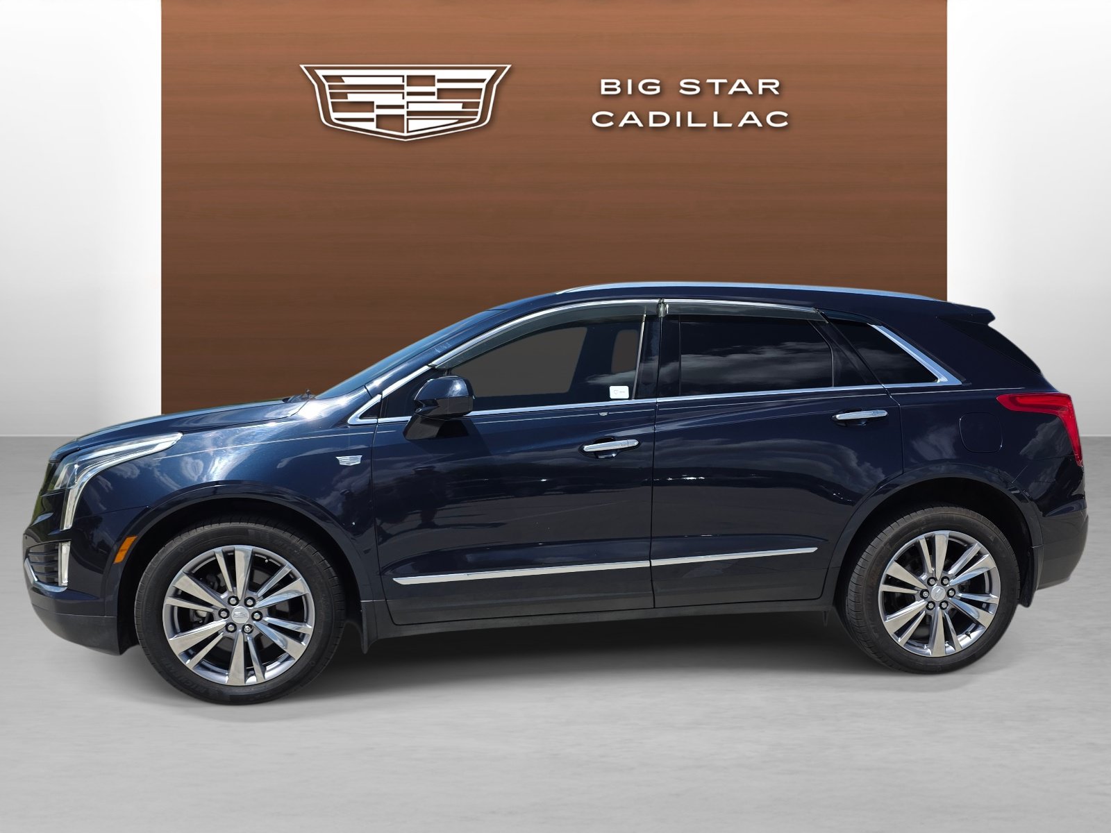 Used 2017 Cadillac XT5 Luxury w/ Driver Awareness Package FWD image 2