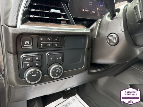 Used 2025 Chevrolet Tahoe Premier AWD/4WD image 16