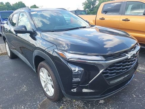 Used 2025 Chevrolet Trax RS w/ Sunroof Package FWD image 4