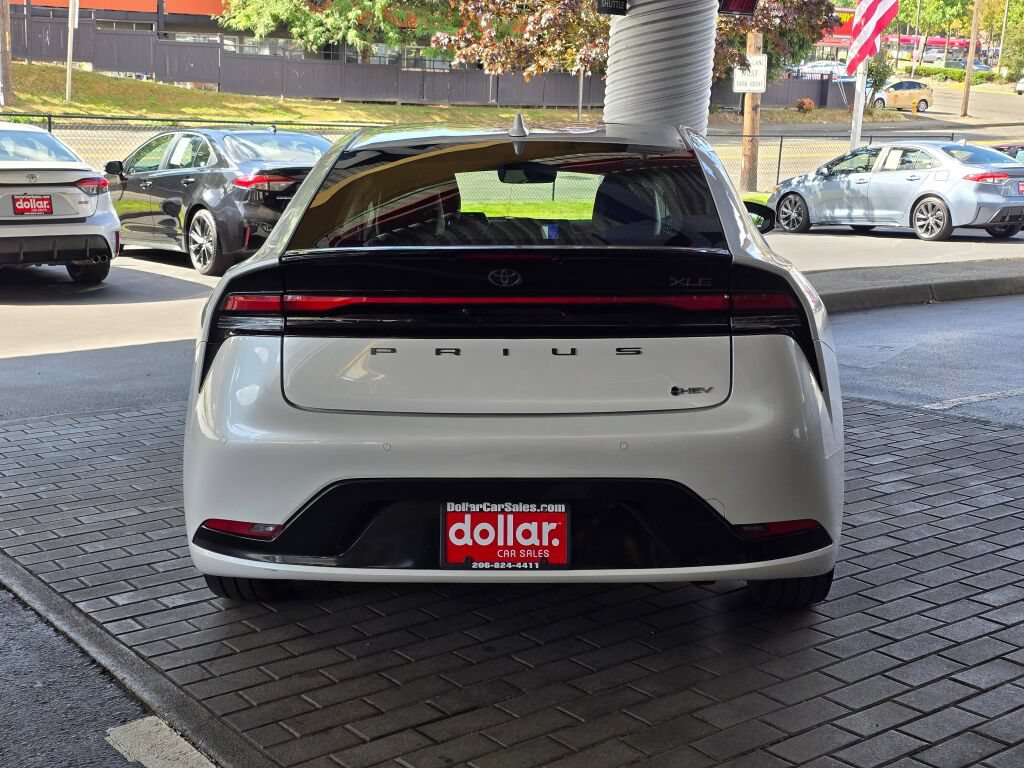 Used 2024 Toyota Prius XLE FWD image 5