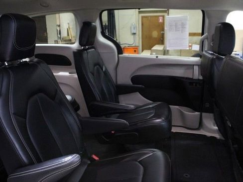 Used 2024 Chrysler Pacifica Touring-L FWD image 11