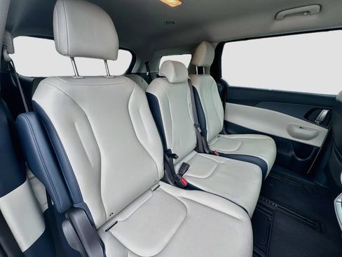 Certified 2026 Kia Carnival EX FWD image 32