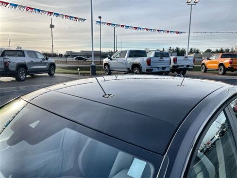 Used 2025 Volkswagen Jetta SE w/ Sunroof Package image 8