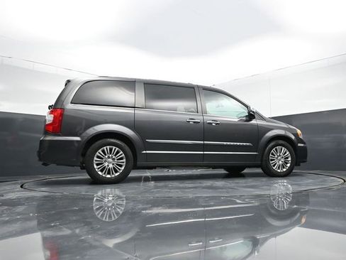 Used 2016 Chrysler Town & Country Touring-L w/ Driver Convenience Group image 49