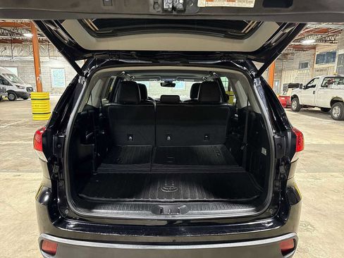 Certified 2019 Toyota Highlander XLE AWD/4WD image 11