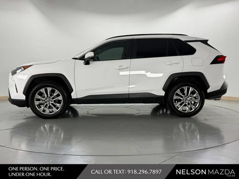 Used 2020 Toyota RAV4 XLE Premium FWD image 9