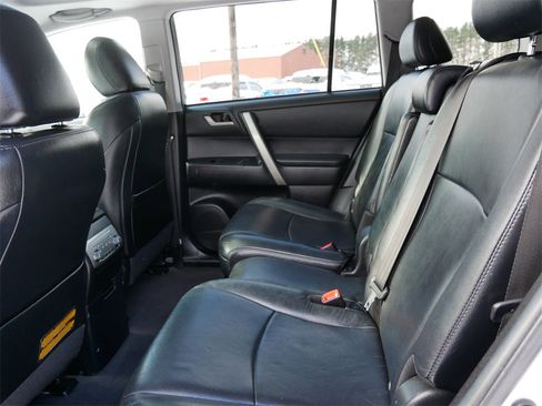 Used 2012 Toyota Highlander SE w/ Tow Pkg image 11