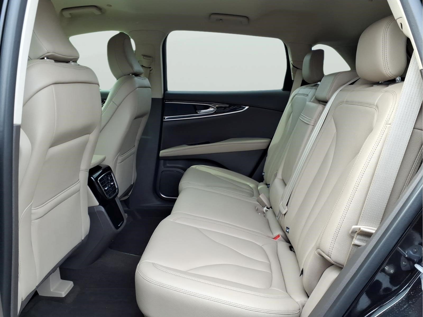 Used 2023 Lincoln Nautilus FWD w/ Premium Package image 9