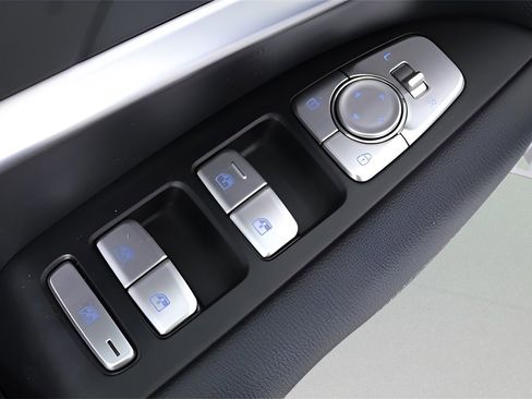 Used 2023 Genesis G70 2.0T image 26