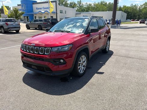 Used 2025 Jeep Compass Limited AWD/4WD image 4
