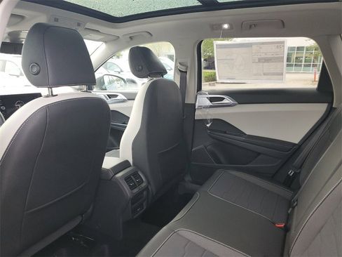 New 2025 Volkswagen Taos SE image 5