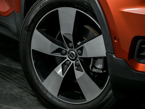 Used 2019 Volvo XC40 T4 Momentum image 3