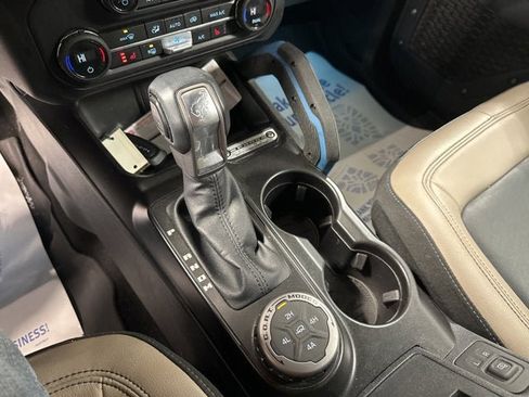 Used 2023 Ford Bronco Wildtrak image 3