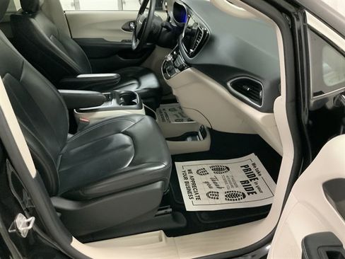 Used 2023 Chrysler Pacifica Touring-L FWD image 20