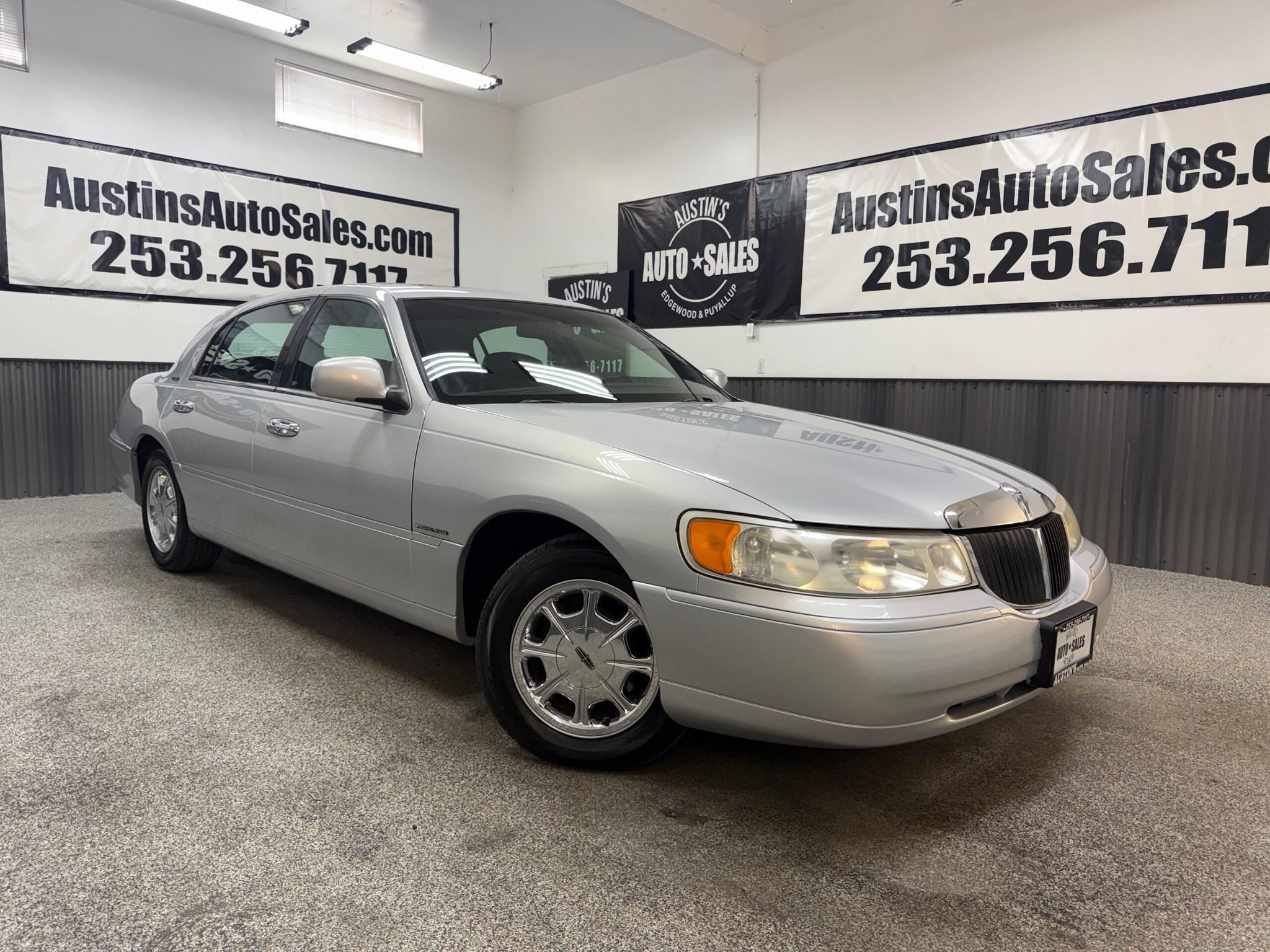 Used 2000 Lincoln Town Car Signature RWD image 1