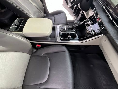 Used 2024 Kia Carnival EX image 36