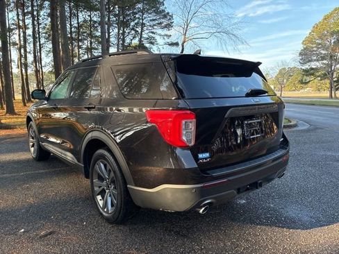 Used 2022 Ford Explorer XLT w/ Equipment Group 202A image 5