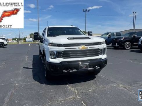Used 2025 Chevrolet Silverado 2500 Custom w/ Custom Value Package AWD/4WD image 3