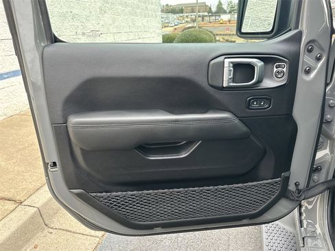 Used 2023 Jeep Wrangler Altitude image 10