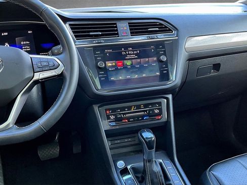 Used 2022 Volkswagen Tiguan SE image 9
