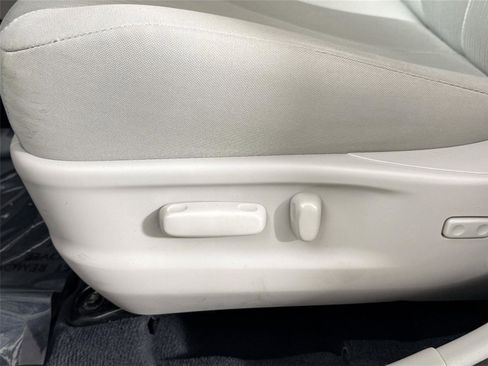 Used 2015 Toyota Venza LE image 27